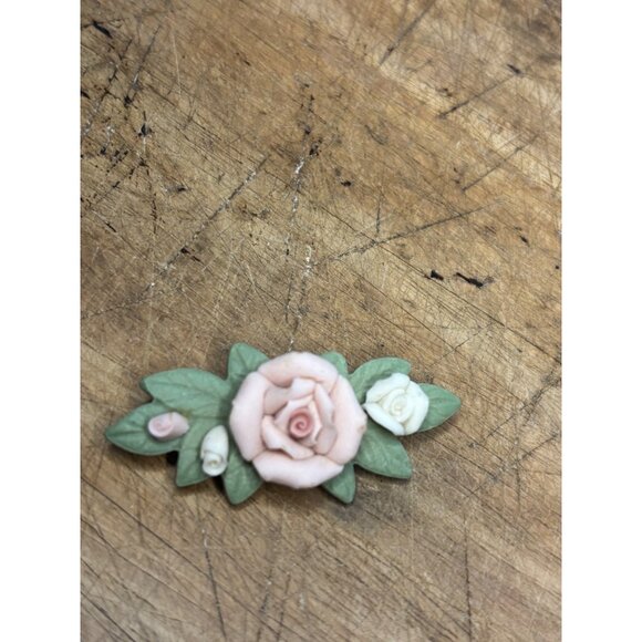 Handcrafted Floral Porcelain Brooch With Pink & White Roses Green Leaves And Met - Picture 5 of 8